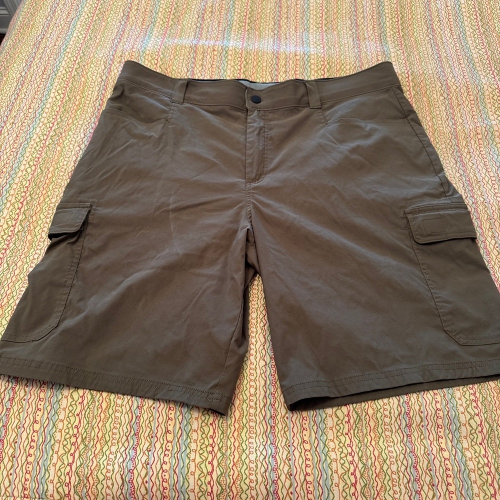 Orvis Army Green Cargo Shorts with Knee-Length Fit Size 38